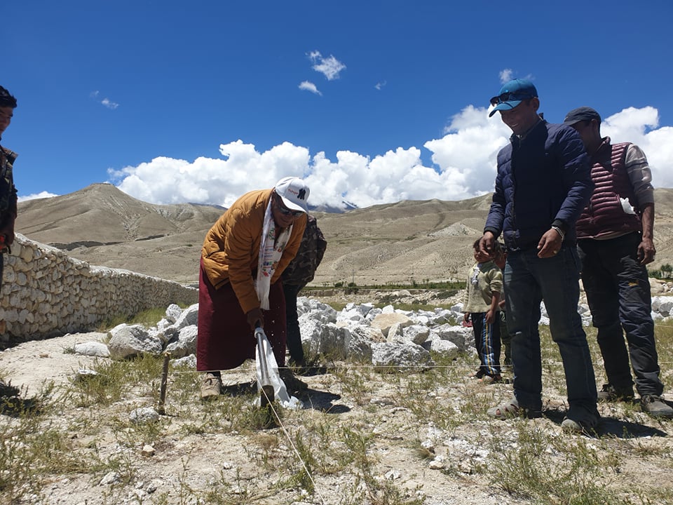 रुख मासेर कंक्रिट ठड्याउने जनप्रतिनिधिले हेरून् हिमालपारीका मुस्ताङे वडाध्यक्षको काम